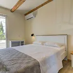 Vila Pool On By Aneo Travel